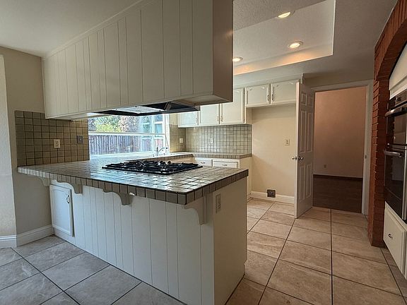 4th image of 606 Los Pinos Ave