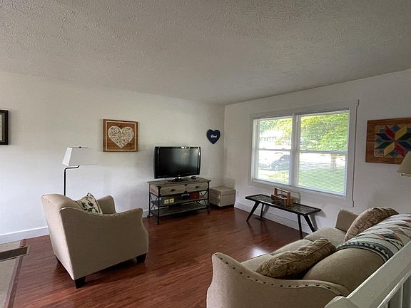 3rd image of 861 N Chandler Dr