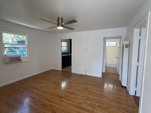 4th image of 14841 Sylvan St #148435