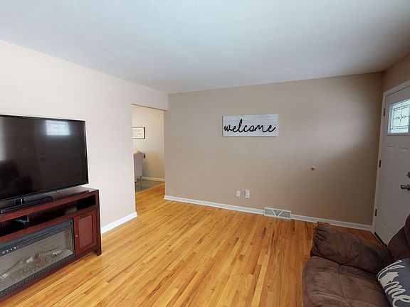 D 1431-28th-Ave-Living-Room(1).jpg