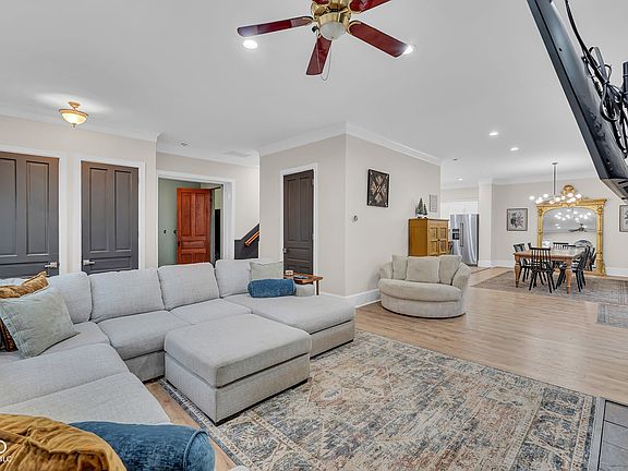 5th image of 418 W Mill St