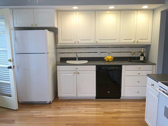 3rd image of 1319 Greenbrier Ln