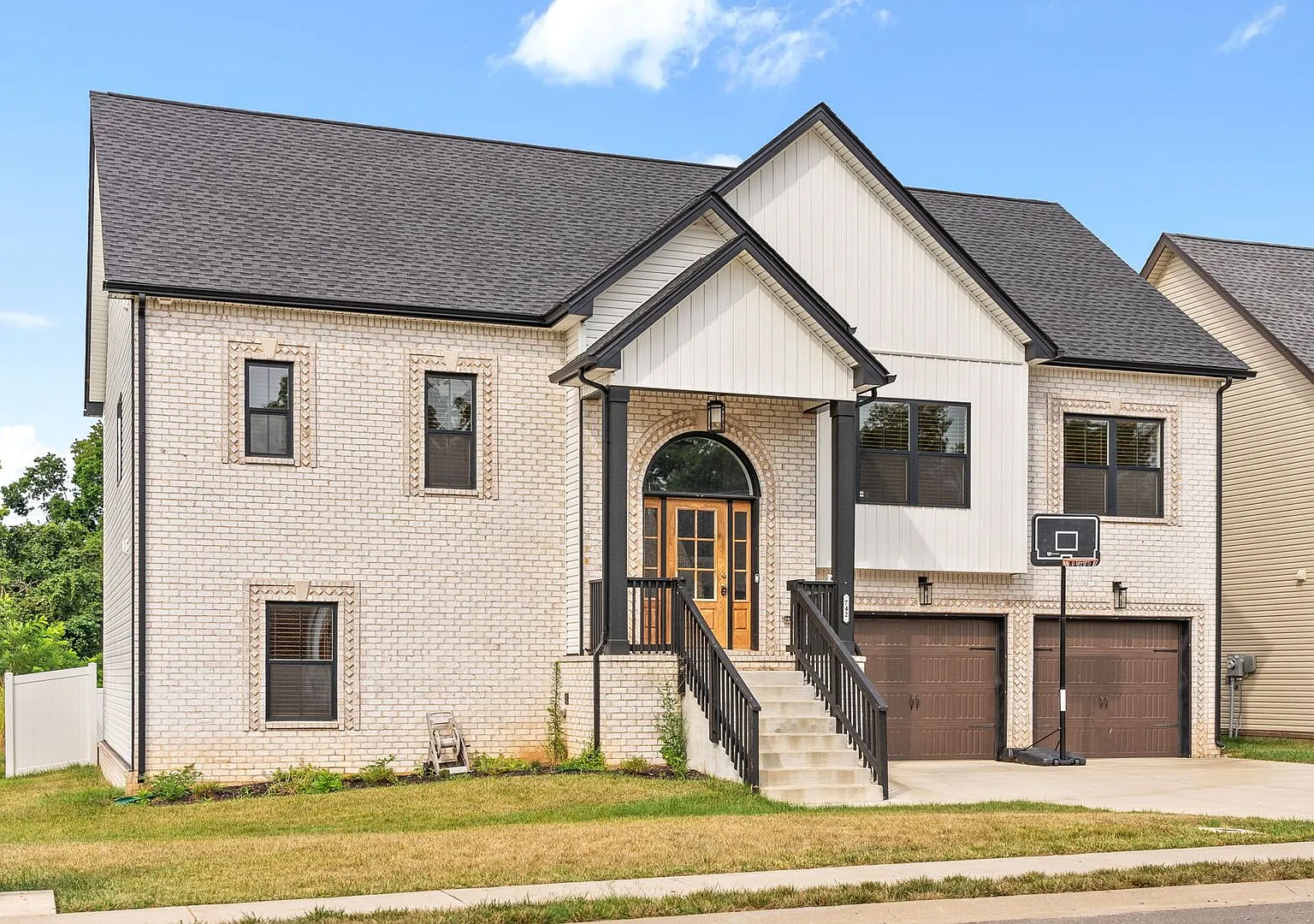 Pet Friendly Five Bedroom! — Photo 2