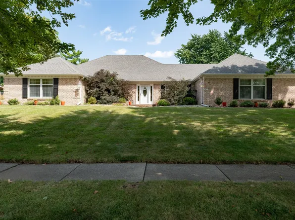 12 Canterbury Ct, Bloomington, IL 61701