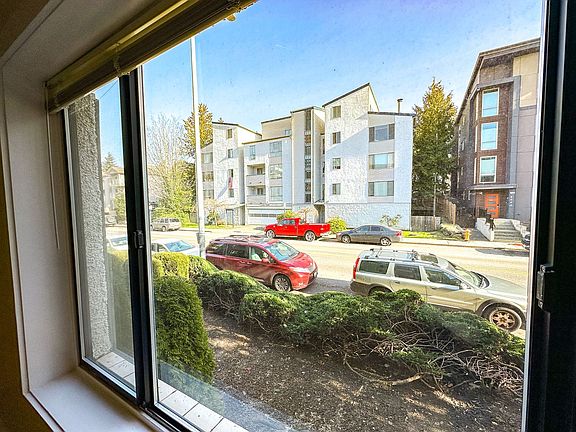 4th image of 5241 15th Ave NE APT 2