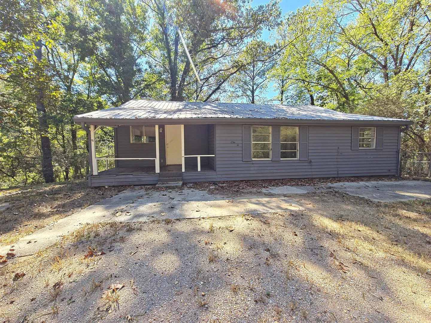 Charming 3-Bedroom Home Surrounded by Nature in Jasper! — Photo 2