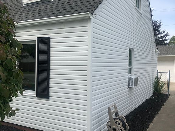 4th image of 23301 Williams Ave