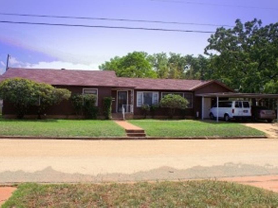 1st image of 2504 Oak Dr