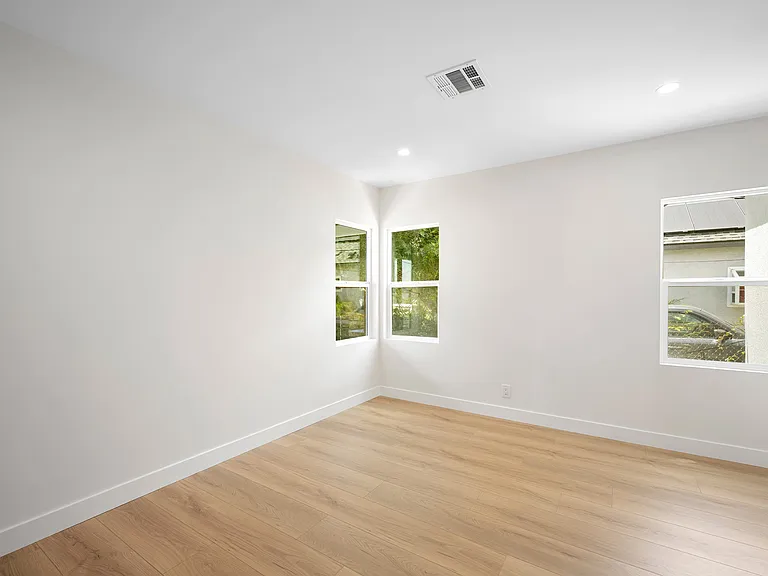2521 Manhattan Ave — Photo 11
