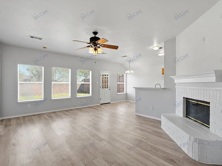 412 Pin Oak Ln — Photo 4