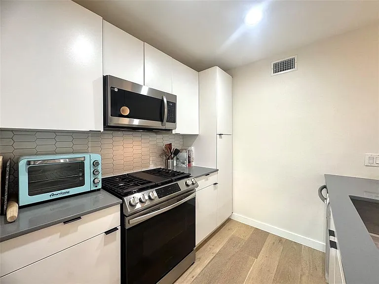 400 E 30th St #101 — Photo 6