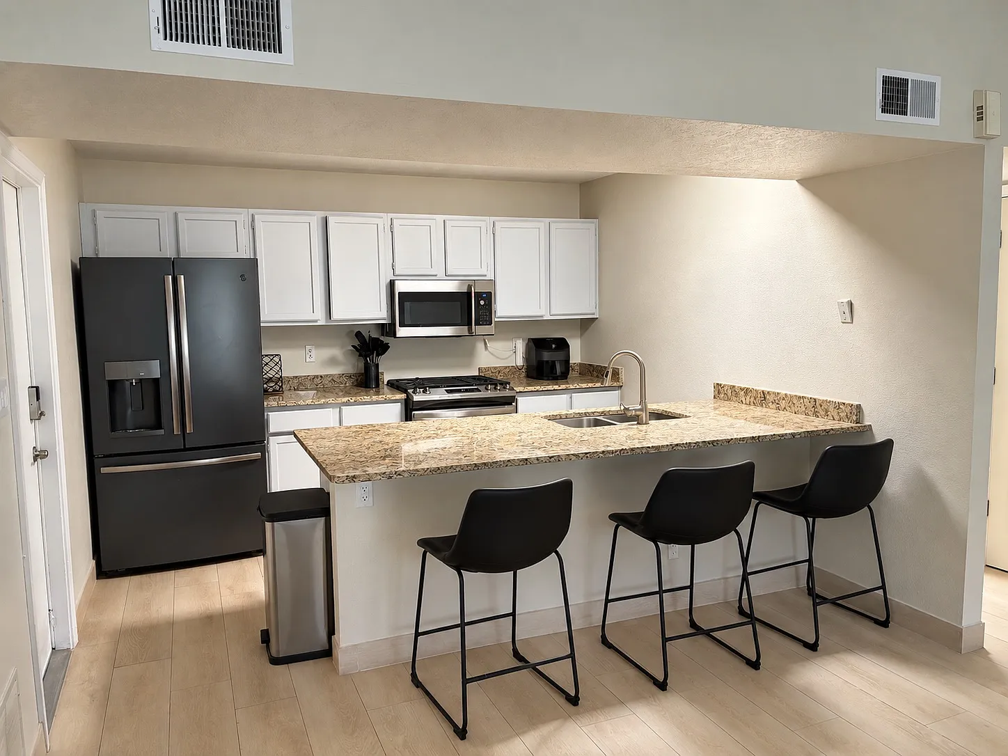 2 bed, 1025 sqft, $2,500 — Photo 4