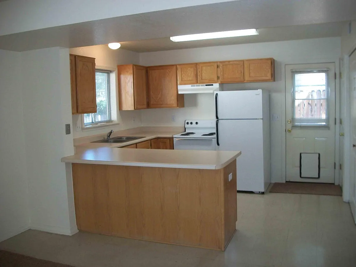 kitchen - 320 W Forest Ave #2
