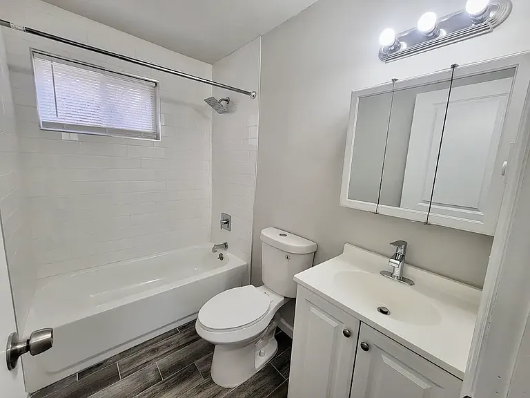 Lincoln Court Apartments — Photo 6