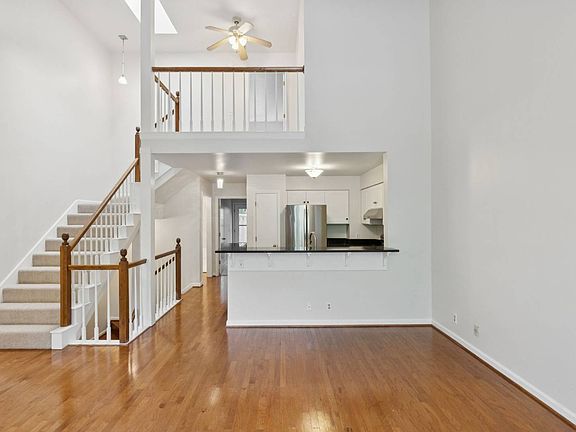 4th image of 204 Riverstone Ct