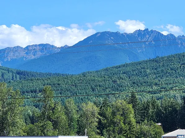 3710 W Edgewood Dr, Port Angeles, WA 98363