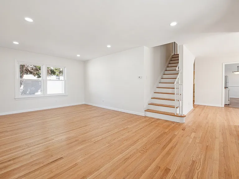 623 Livingston Rd — Photo 2