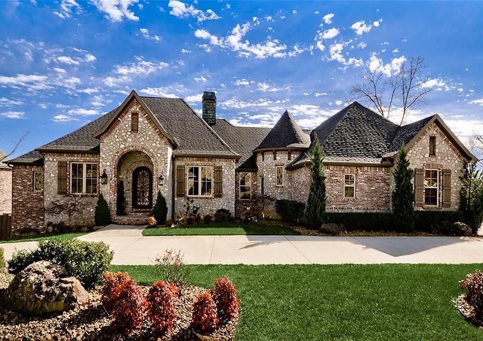 1st image of 909 NW Provence Pl