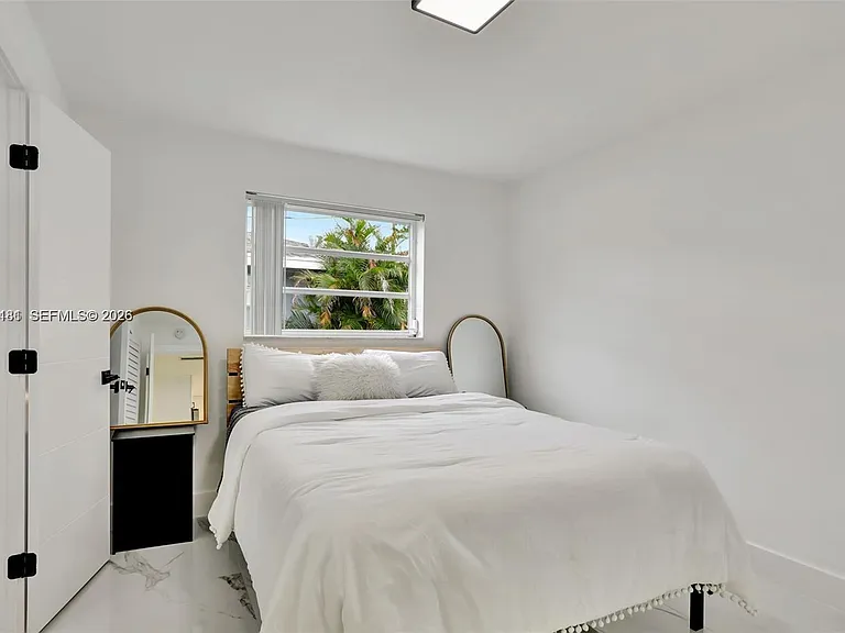 1220 NE 8th St — Photo 13