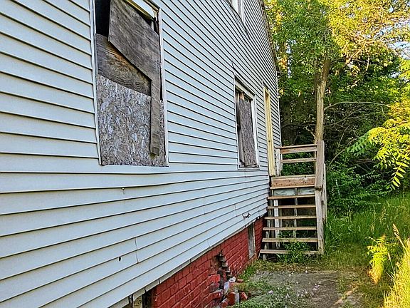 2nd image of 265 Harrison St