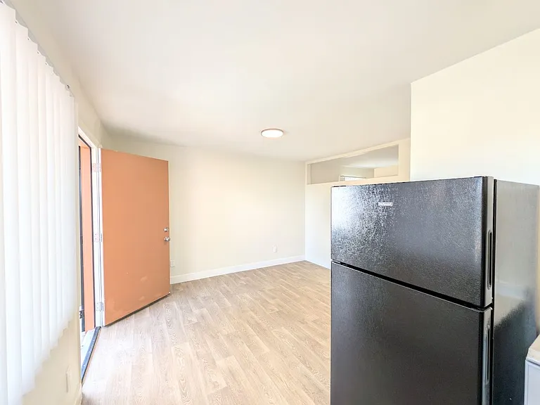 208 E Prince Rd — Photo 32
