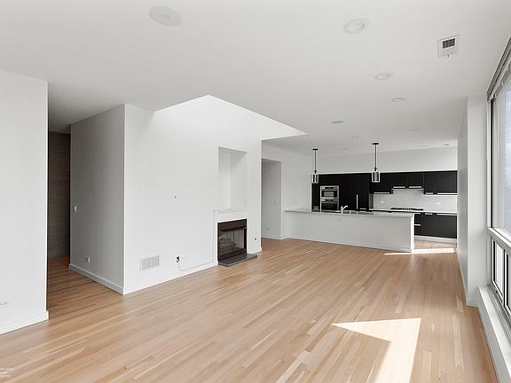 3rd image of 1721 N Sheffield Ave APT 301