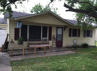 904 Douglas St, Refugio, TX 78377