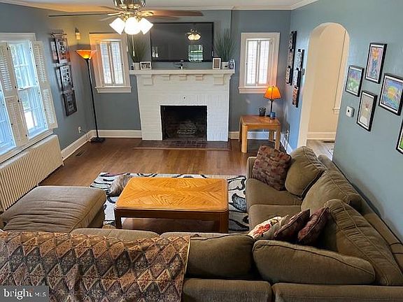 3rd image of 905 Camden Ave