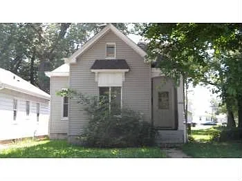 1906 N Broadway St photo 1