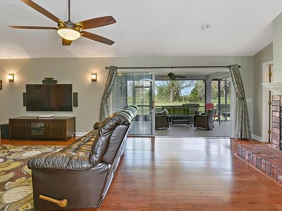 4th image of 309 Weir Dr