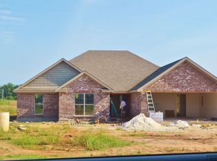 34 Brookshire Dr, Deatsville, AL 36022
