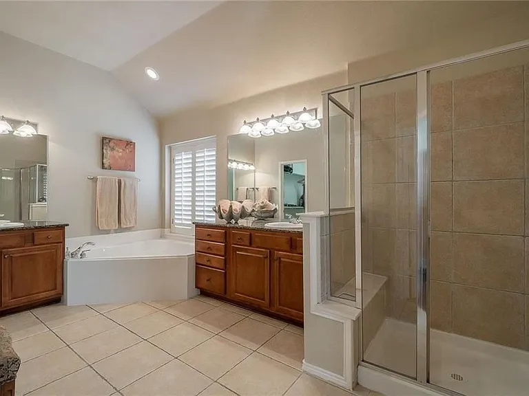 2374 Aspermount Dr — Photo 2