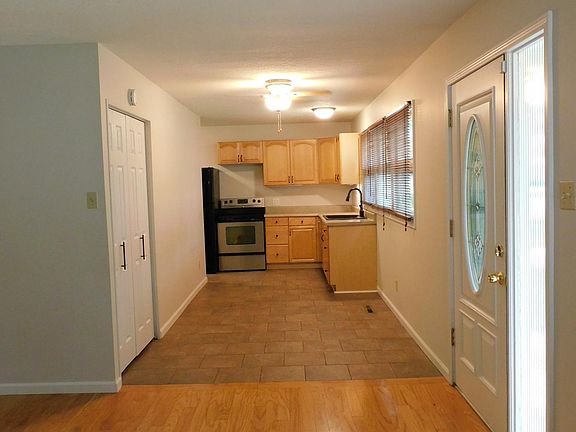 Floor plan goes in a circle.