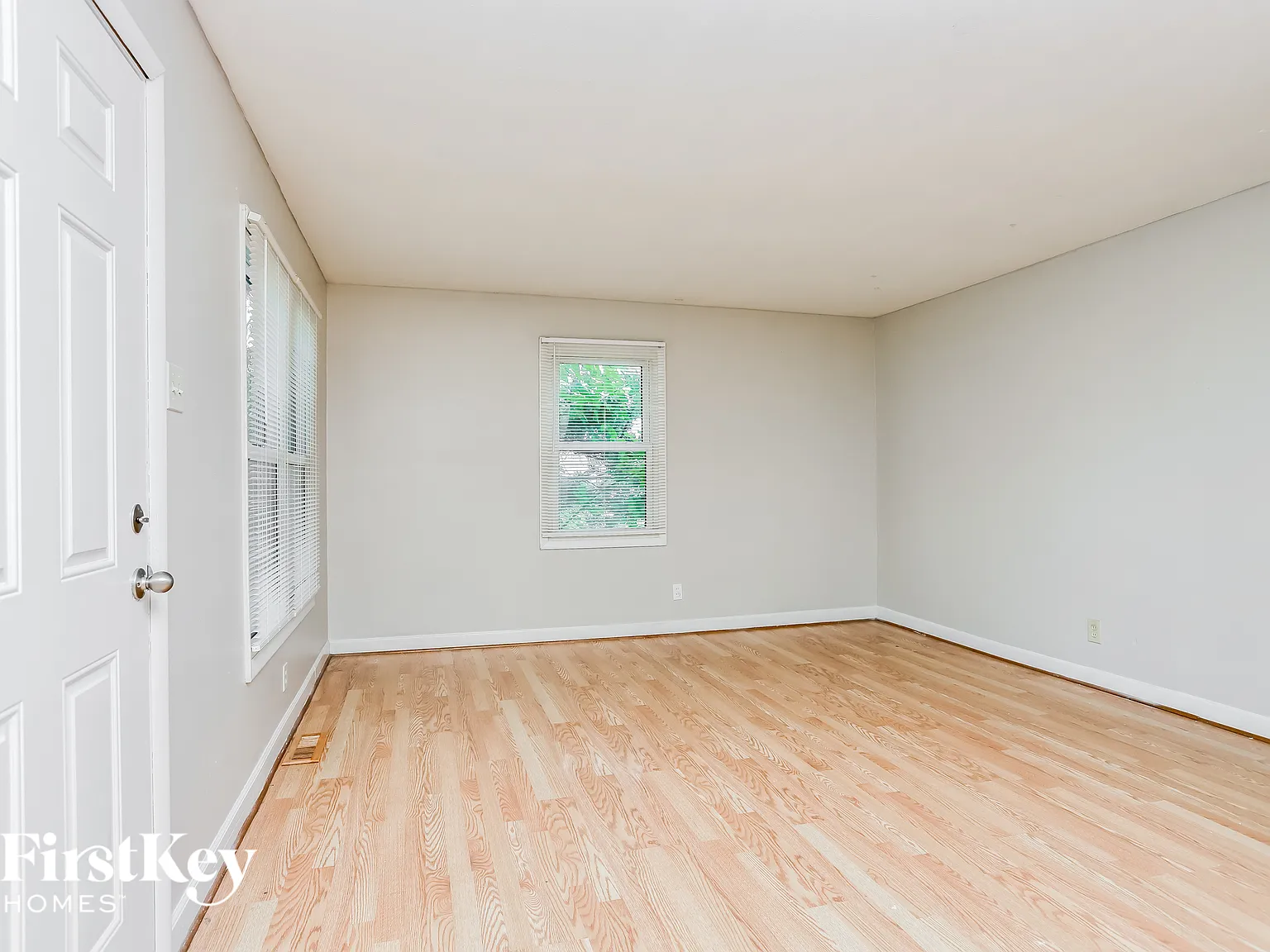 3 bed, 1.0 bath, 952 sqft, $1,670 — Photo 4