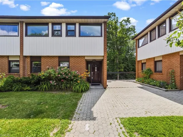 530 Falgarwood Dr #27, Oakville, ON L6H 1N3