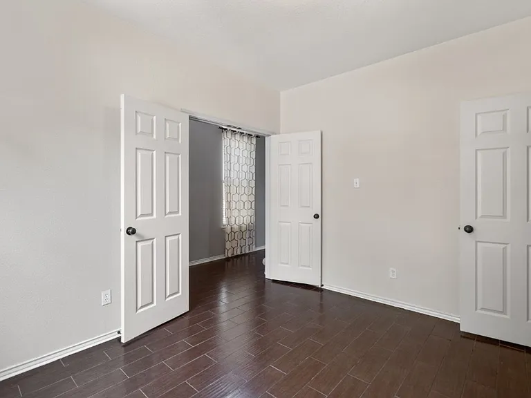2704 Greenlee Dr — Photo 6