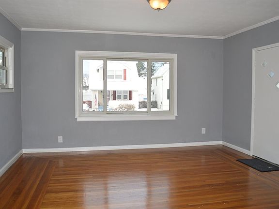 3rd image of 5426 Warren Ave