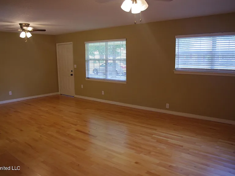 156 Lafayette Cir — Photo 3