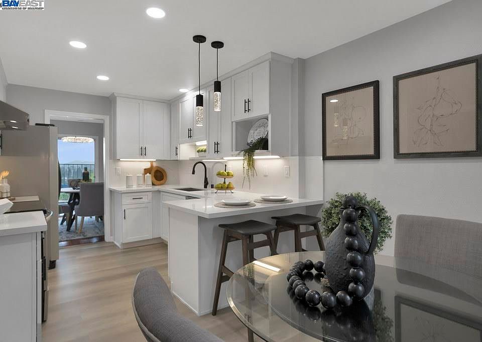 1st image of 302 Camino Arroyo E