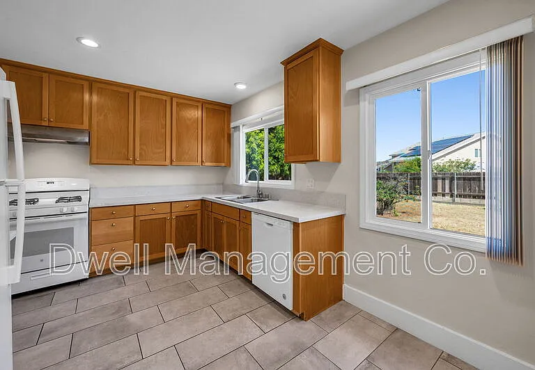 1430 Diamond Ln — Photo 11