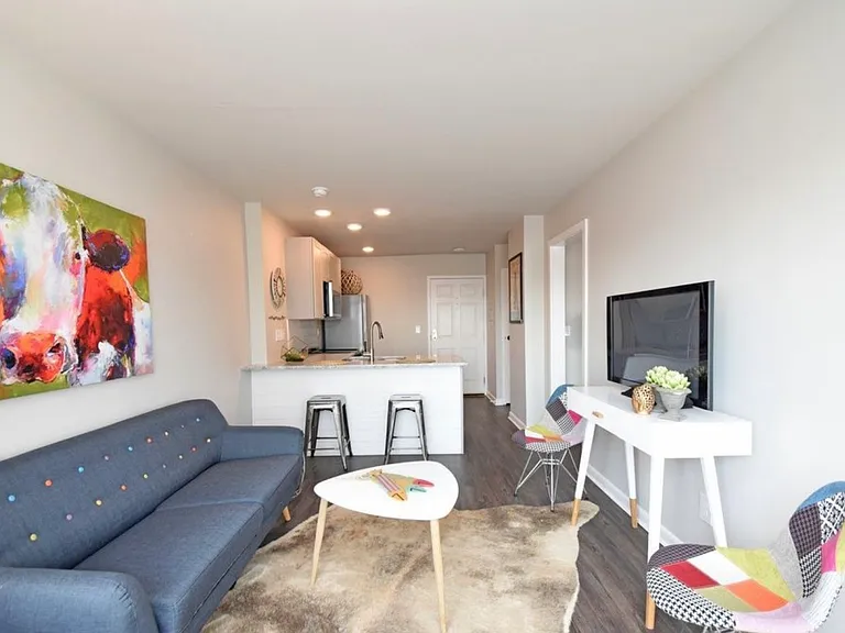 2200 Victory Pkwy #907 — Photo 10