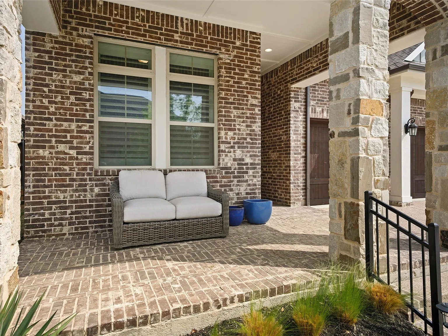 4 bed, 2709 sqft, $4,400 — Photo 2