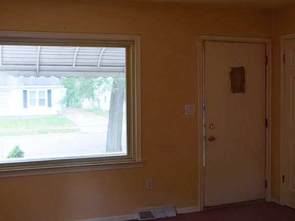 3rd image of 1527 E Meyers Ave