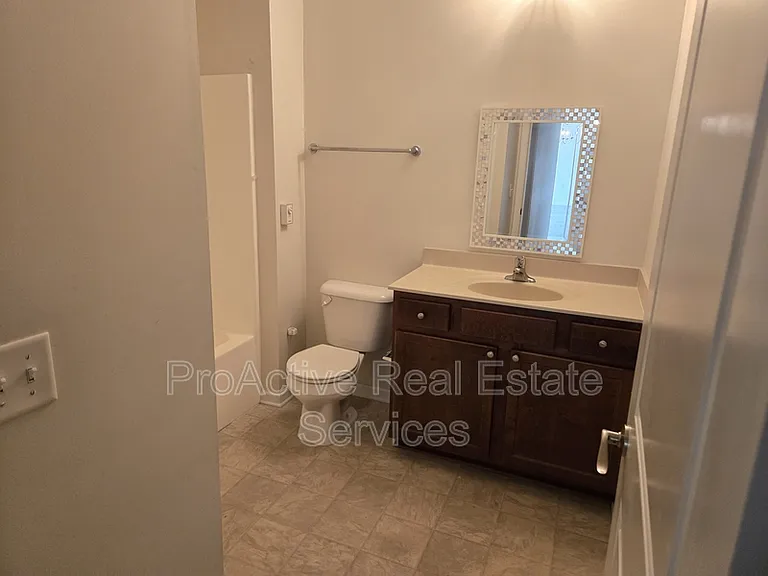2424 Chancery Ln — Photo 13