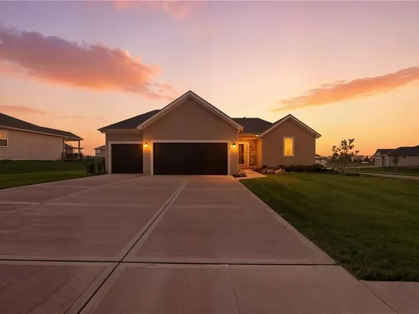 18804 Redbud Ln, Spring Hill, KS 66083