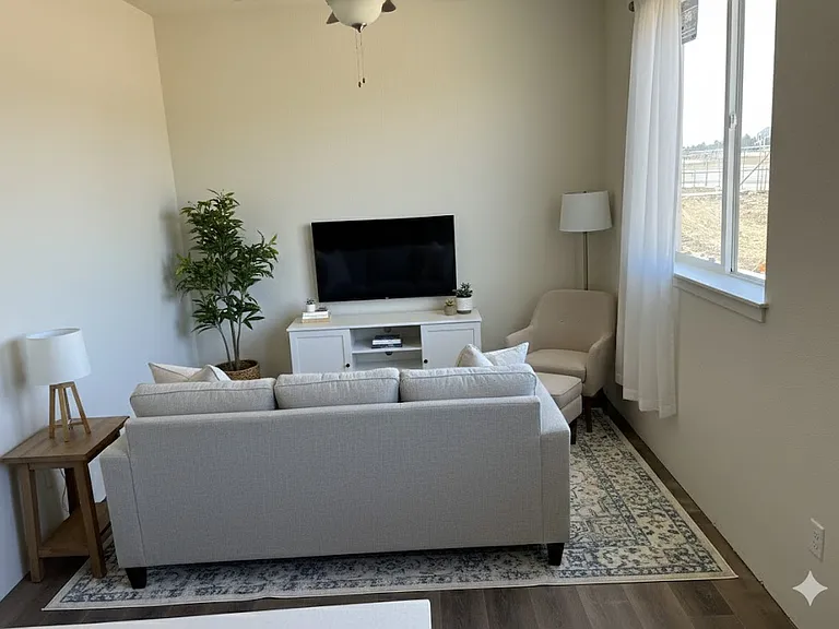 422 N 71st Ave — Photo 17
