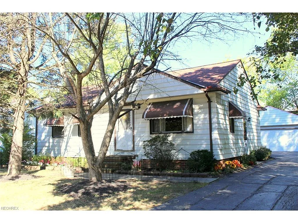 16301 Glenburn Ave photo 1