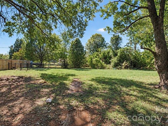 3rd image of 712 Edgehill Dr