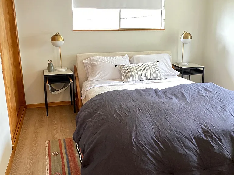 Bedroom 1 (Queen) : Main Floor