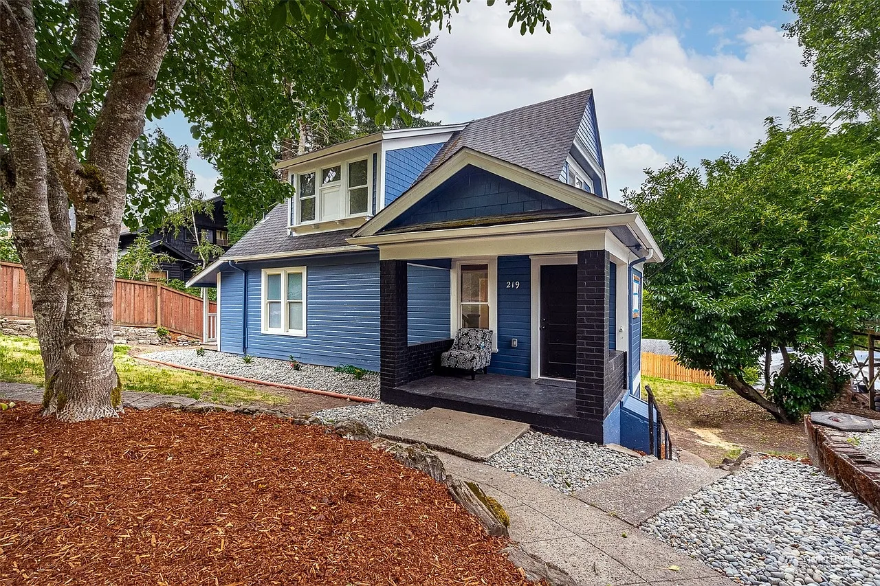 219 NE Washington Ave — Photo 1